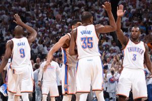 שחקני אוקלהומה סיטי חוגגים. עם קצת רצון וקצת יכולת