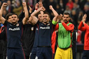 שחקני אתלטיקו חוגגים. עברו את ברצלונה ובאיירן