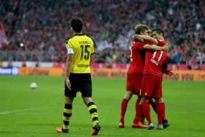 שחקני באיירן חוגגים על הומלס