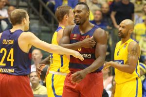 שחקני ברצלונה חוגגים בהיכל. שברו את המאזן המושלם של מכבי