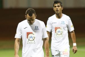 שחקני הפועל עכו. זה הזמו לומר שלום?