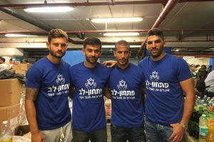 שחקני הפועל תא במרכז האריזה של פתחון לב