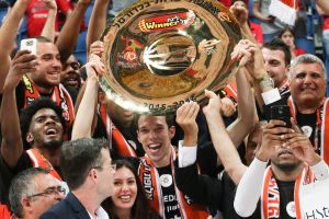 שחקני ראשלצ מניפים את צלחת האליפות. העירו דובים