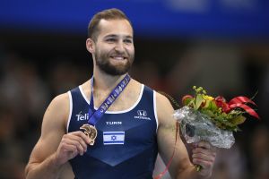 שמח על המדליה. שטילוב