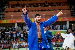 ששון אחרי הזכיה במדליה