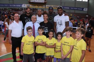 תמונה קבוצתית. כספי יחד עם כוכבי ה-NBA