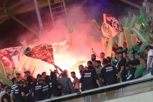 אבוקות ביציע. תופעה שיש לטפל בה באופן חמור יותר