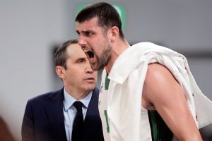 אדריאן מורמן חוגג ליד בלאט