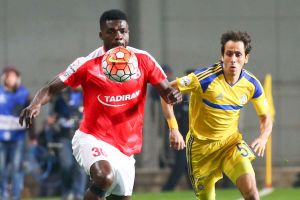 אוגו מול בניון. הניגרי שולט במרכז המגרש