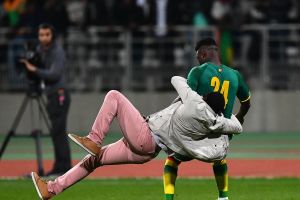 אוהד מנסה לתקוף את גאסמה