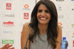 אלונה ברקת. נלחמת בחרמות נגד ישראל