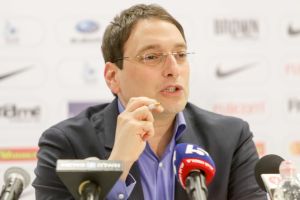 אמיר כבירי. הגיע לדבר עם השחקנים