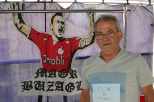 יעקב בוזגלו לצד הכרזה של מאור