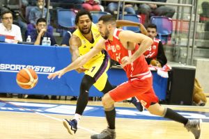 וויאט וחולון נלחצו בדרך לחצי הגמר