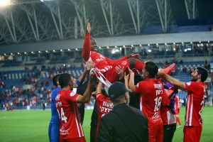 טוטו תמוז מונף על ידי השחקנים