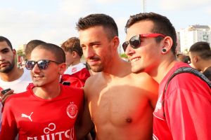 לא ילבש אדום ככל הנראה