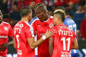 מדגדגדת את הצמרת באירופה