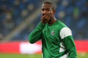 פלט. מסתיר את היד שלא תראו שהוא מתגלגל מצחוק