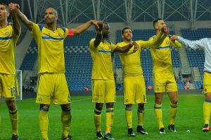 שחקני מכבי חוגגים