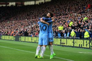 שחקני סיטי חוגגים עלייה לשלב הבא