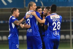 שחקני קש חוגגים ניצחון