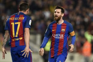 ליאו מסי ופאקו אלקאסר חוגגים