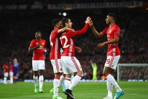 הנריק מחיטריאן חוגג עם שחקני מנצ'סטר יונייטד