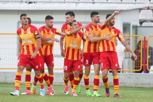 שחקני אשדוד חוגגים שער