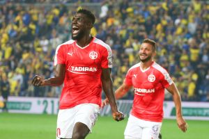 ג'ון אוגו חוגג שער אליפות