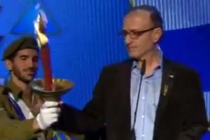 אורי מלמיליאן מדליק משואה