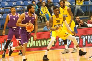 קווינסי מילר מול דרווין קיצ'ן