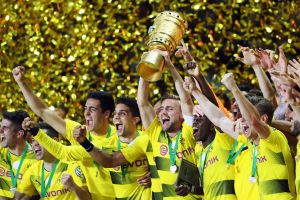 מרסל שמלצר מניף את הגביע