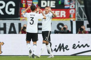 יוליאן דרקסלר עם יונאס הקטור