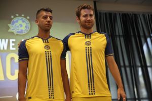 שרן ייני ודור מיכה מציגים את התלבושת