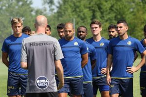 קרויף עם השחקנים באימון