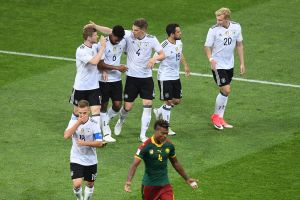 נבחרת גרמניה חוגגת מול קמרון