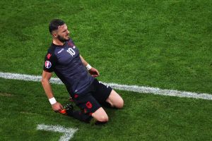 סדיקו חוגג במדי אלבניה