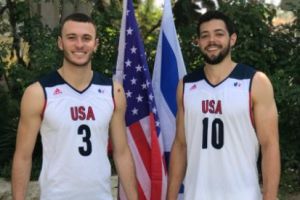 טראוויס ווארץ' מימין