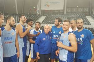 שחקני נבחרת ישראל עם ארז אדלשטיין