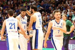 שחקני נבחרת ישראל שמחים