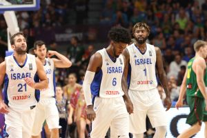 שחקני נבחרת ישראל עצובים