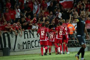 שחקני הפועל ת"א חוגגים