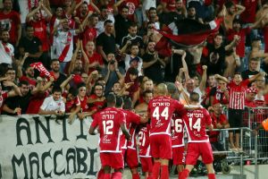 שחקני הפועל ת"א חוגגים