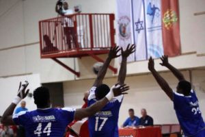 הפועל אשדוד נגד מ.כ. חולון. משה דהן