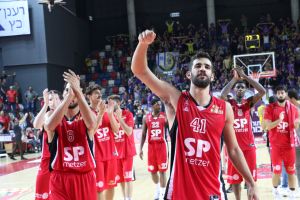 שחקני הפועל ת"א חוגגים