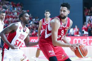 אוסטין דיי מול ג'רל מקניל