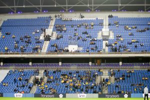 אוהדי מכבי תל אביב ביציעי אצטדיון נתניה