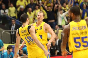 מייקל רול במדי מכבי תל אביב