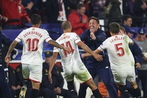 שחקני סביליה חוגגים עם אדוארדו בריסו