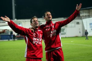 שחקני הפועל תל אביב חוגגים